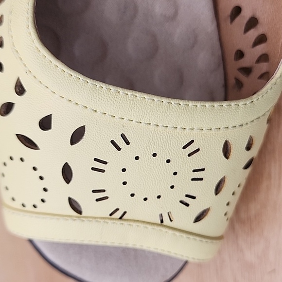 Comfortview Yellow Sandals with Slingback and Cutout Design Size 8 - Picture 7 of 9